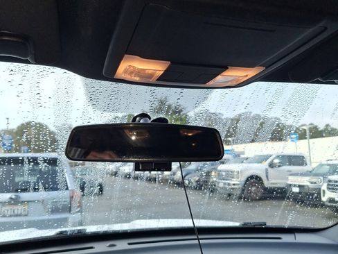 Used 2018 Ford Explorer XLT image 19