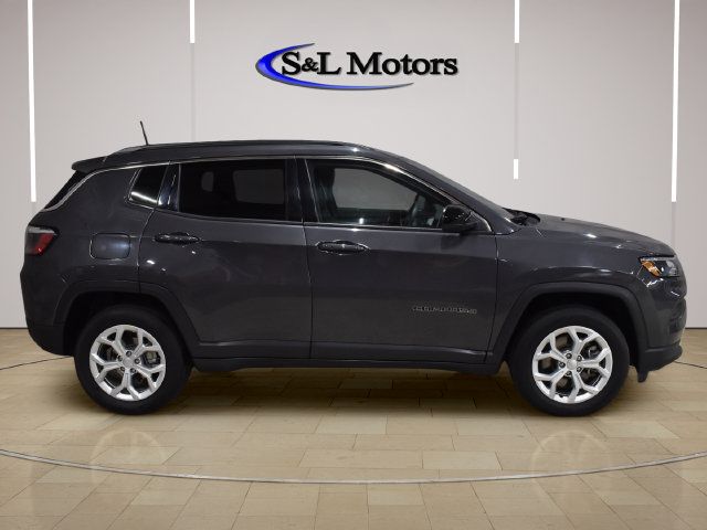 Used 2024 Jeep Compass Latitude AWD/4WD image 9