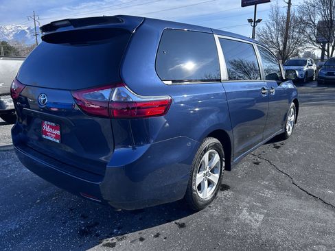 Used 2020 Toyota Sienna L image 6