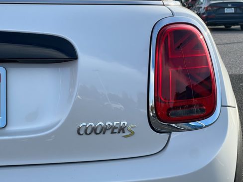 Used 2024 MINI Cooper SE w/ Signature Upholstery Package image 12