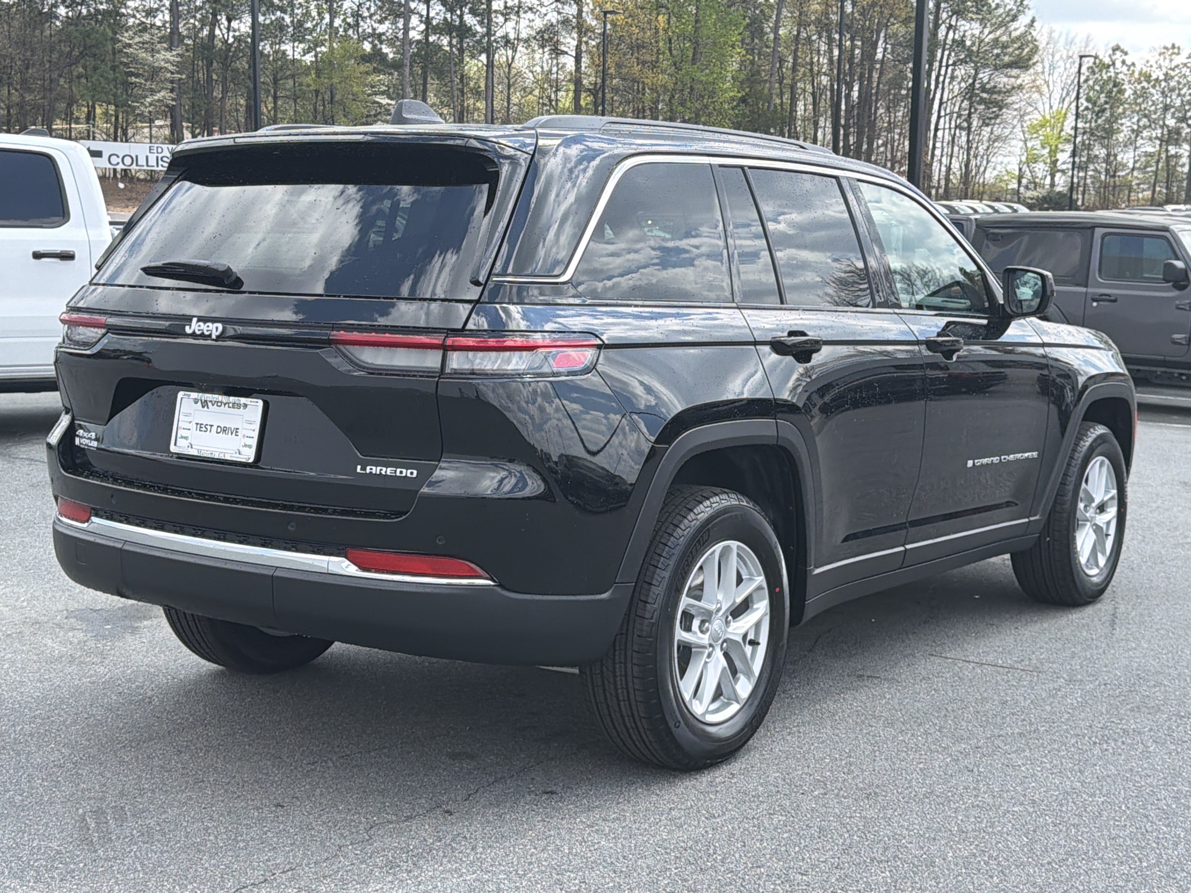 New 2026 Jeep Grand Cherokee Laredo w/ Trailer Tow Package AWD/4WD image 8