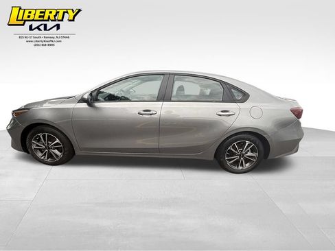 Used 2022 Kia Forte LXS FWD image 4