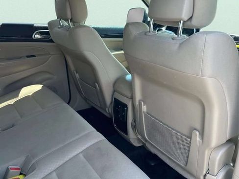 Used 2019 Jeep Grand Cherokee Laredo RWD image 11