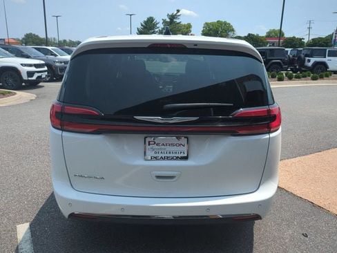 Used 2024 Chrysler Pacifica Touring-L FWD image 5