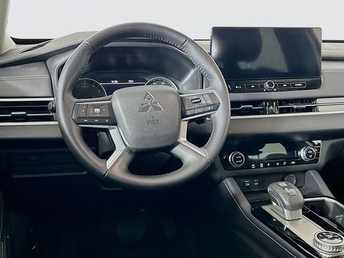 Used 2025 Mitsubishi Outlander SE image 18