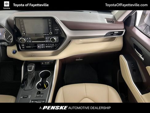 Used 2022 Toyota Highlander XLE FWD image 16