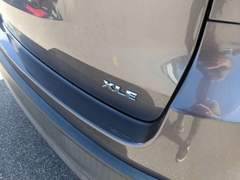 Used 2019 Toyota Highlander XLE image 12