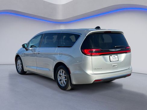 Used 2024 Chrysler Pacifica Touring-L FWD image 3