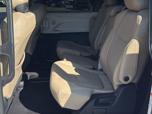 Used 2022 Toyota Sienna XLE image 16