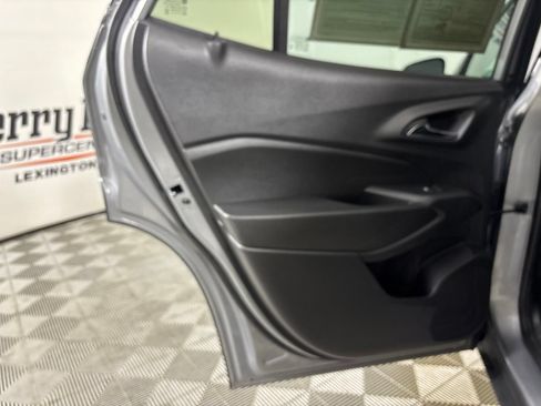 Used 2025 Chevrolet Trax LT w/ LT Convenience Package FWD image 21