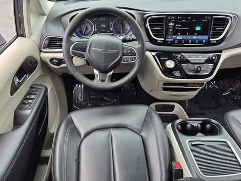 Used 2023 Chrysler Pacifica Touring-L FWD image 14