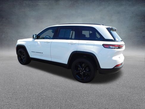 Used 2024 Jeep Grand Cherokee Altitude AWD/4WD image 5
