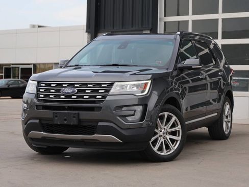 Used 2017 Ford Explorer Limited w/ Equipment Group 301A AWD/4WD image 3