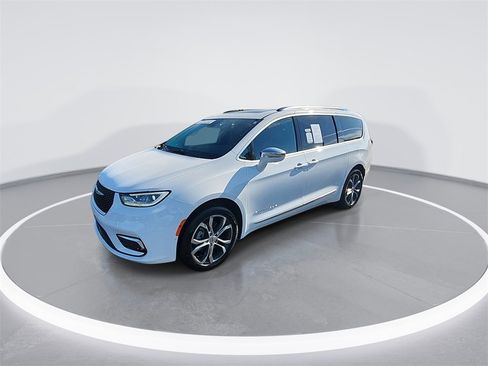 Used 2024 Chrysler Pacifica Pinnacle w/ Trailer Tow Group image 4