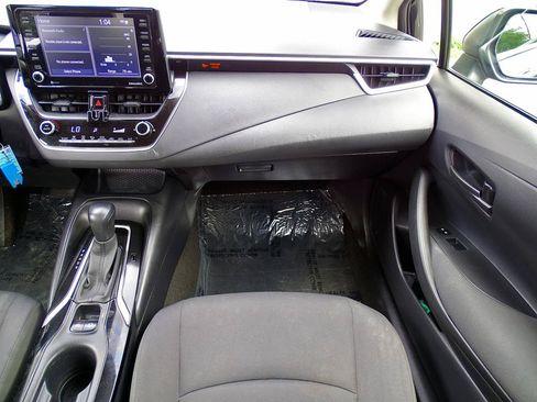 Used 2022 Toyota Corolla LE FWD image 29