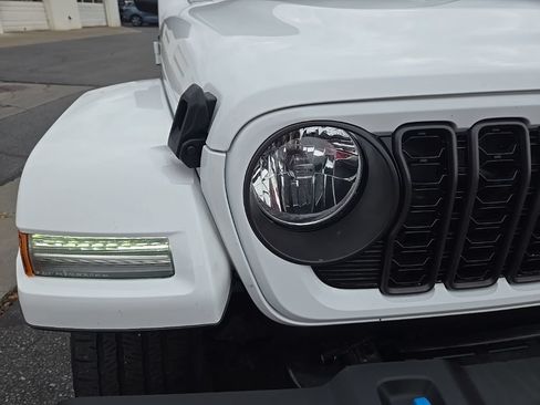 Used 2024 Jeep Wrangler Unlimited AWD/4WD image 30