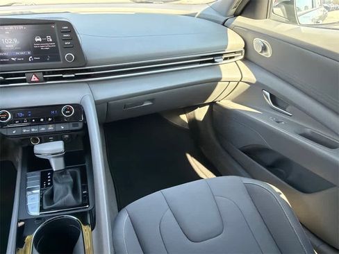 Used 2022 Hyundai Elantra Blue image 20