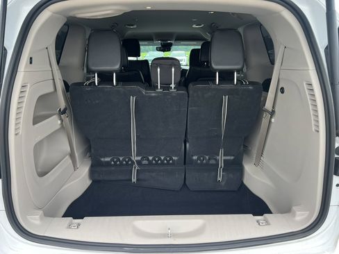 Used 2023 Chrysler Pacifica Touring-L image 5