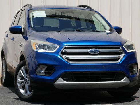 Used 2017 Ford Escape SE w/ Equipment Group 201A AWD/4WD image 2