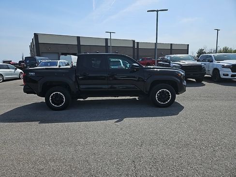 Used 2024 Toyota Tacoma TRD Off-Road image 9