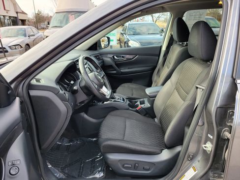 Used 2020 Nissan Rogue SV image 2