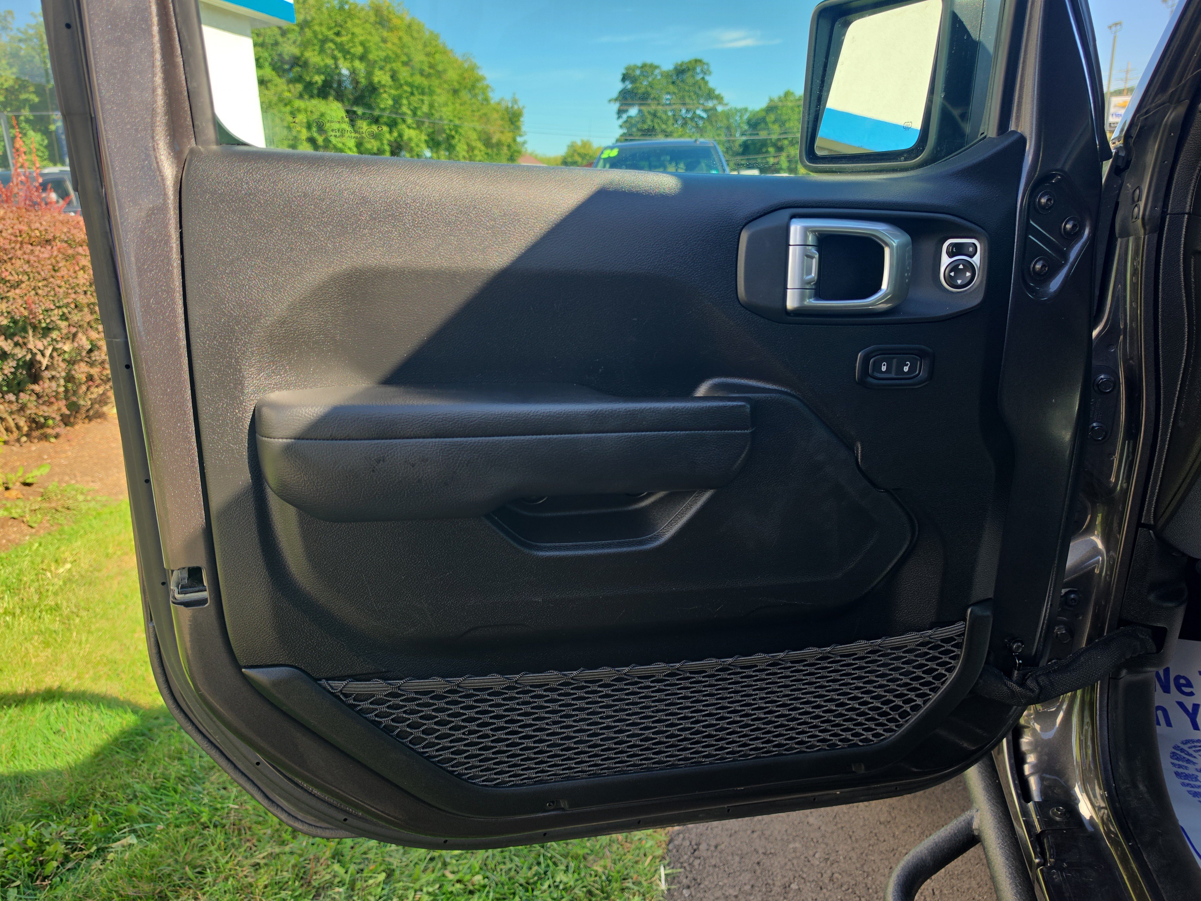 Used 2024 Jeep Wrangler Unlimited w/ Convenience Group AWD/4WD image 18