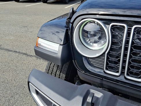 Certified 2025 Jeep Wrangler Sahara w/ Technology Group image 27