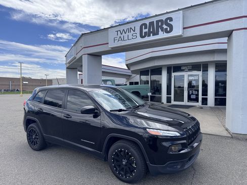 Used 2017 Jeep Cherokee Sport w/ Cold Weather Group FWD image 2