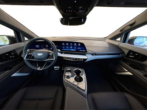 New 2025 Cadillac Optiq Sport 1 w/ LPO, ONYX Package image 22