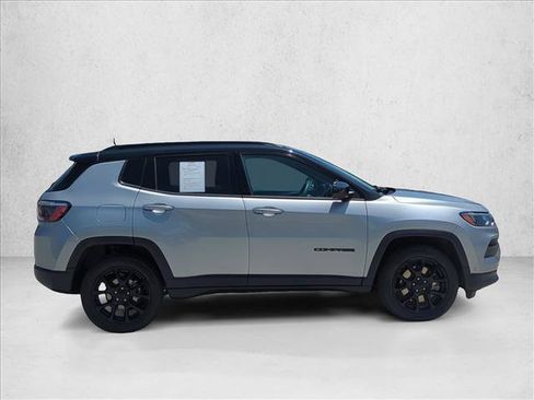 Used 2023 Jeep Compass Latitude w/ Convenience Group AWD/4WD image 2
