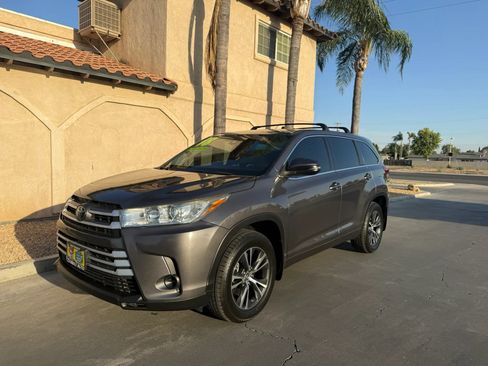 Used 2018 Toyota Highlander LE w/ Carpet Mat Package (TMS) AWD/4WD image 1