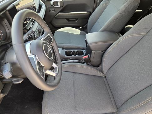 Used 2025 Jeep Wrangler Sahara AWD/4WD image 18