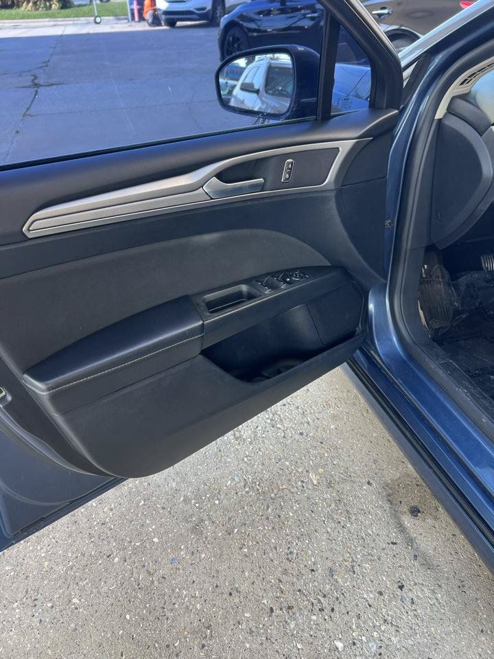Used 2019 Ford Fusion SE FWD image 12