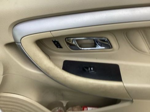 Used 2018 Ford Taurus SE image 17