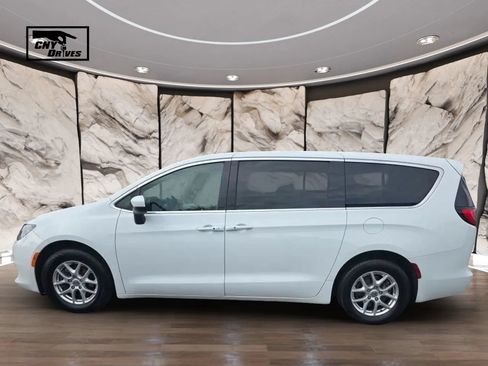 Used 2022 Chrysler Voyager LX FWD image 8
