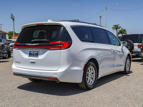 Used 2021 Chrysler Pacifica Touring-L FWD image 4