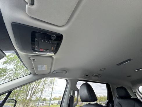 Used 2025 Kia Carnival image 22