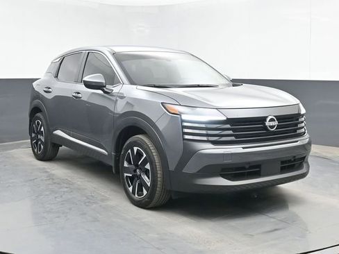 Used 2025 Nissan Kicks SV AWD/4WD image 2