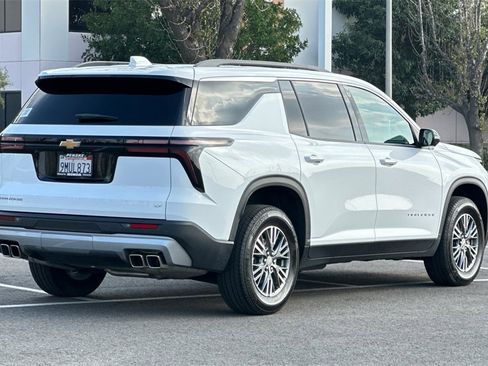 Used 2024 Chevrolet Traverse LT image 4