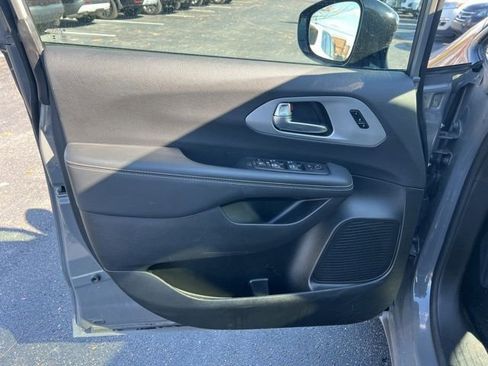 Used 2025 Chrysler Pacifica Limited image 27