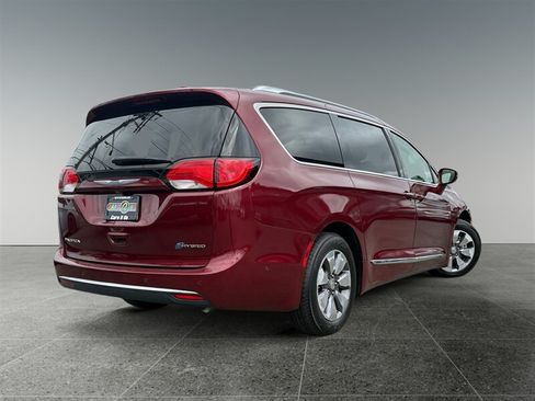 Used 2018 Chrysler Pacifica Limited w/ Advanced Safetytec Group FWD image 6