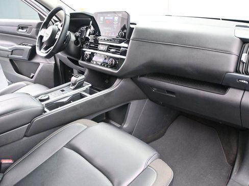 Used 2024 Nissan Pathfinder SL AWD/4WD image 17