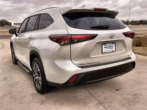 Used 2024 Toyota Highlander XLE image 5