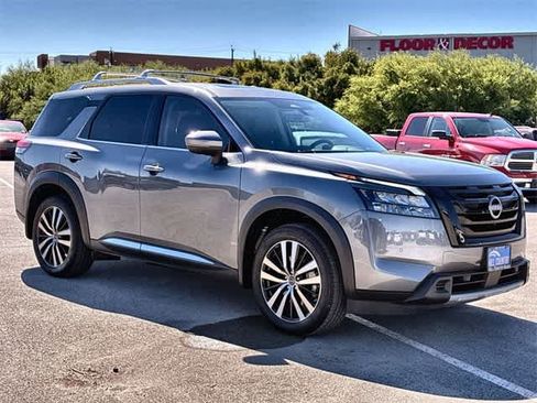 Used 2025 Nissan Pathfinder Platinum w/ Black Appearance Package image 8