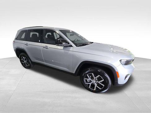 Used 2025 Jeep Grand Cherokee Limited w/ Trailer Tow Package AWD/4WD image 3