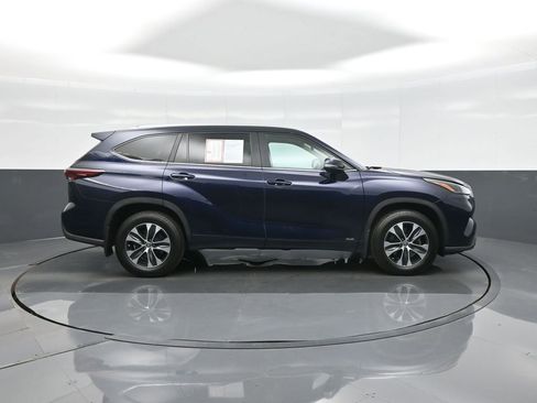 Certified 2024 Toyota Highlander XLE AWD/4WD image 8