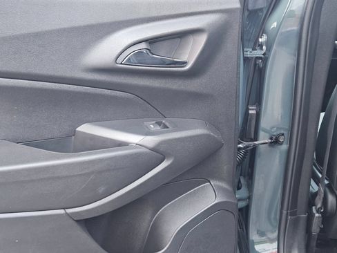 Used 2025 Chevrolet Trax LT FWD image 23
