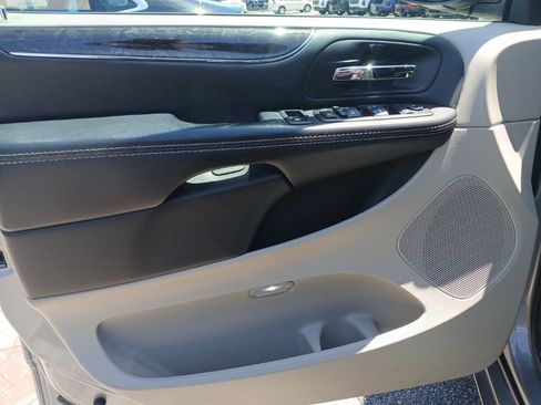 Used 2016 Chrysler Town & Country Touring w/ Driver Convenience Group FWD image 10