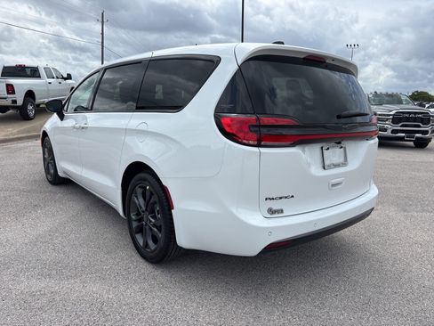 New 2026 Chrysler Pacifica Select FWD image 4