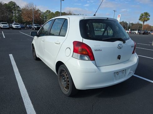 Used 2010 Toyota Yaris 4-Door Hatchback image 5
